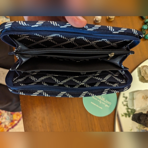 LBT Embroidered Billfold - Picture 2 of 4